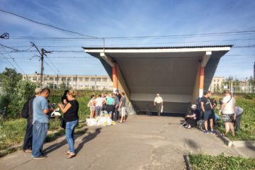 Раздача горячих обедов бездомным у платформы "Татьянино" 19.06.2019
